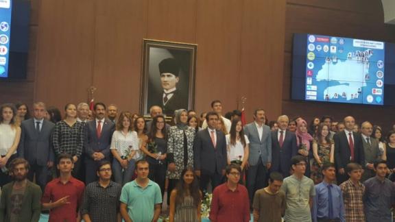 İlçemizden Türkiyede İlk 1000´e Giren Öğrencilerimiz Ayşenur KAYAHAN ve Ertan Ferdi ÜZMEN Törenle Ödüllerini aldırlar