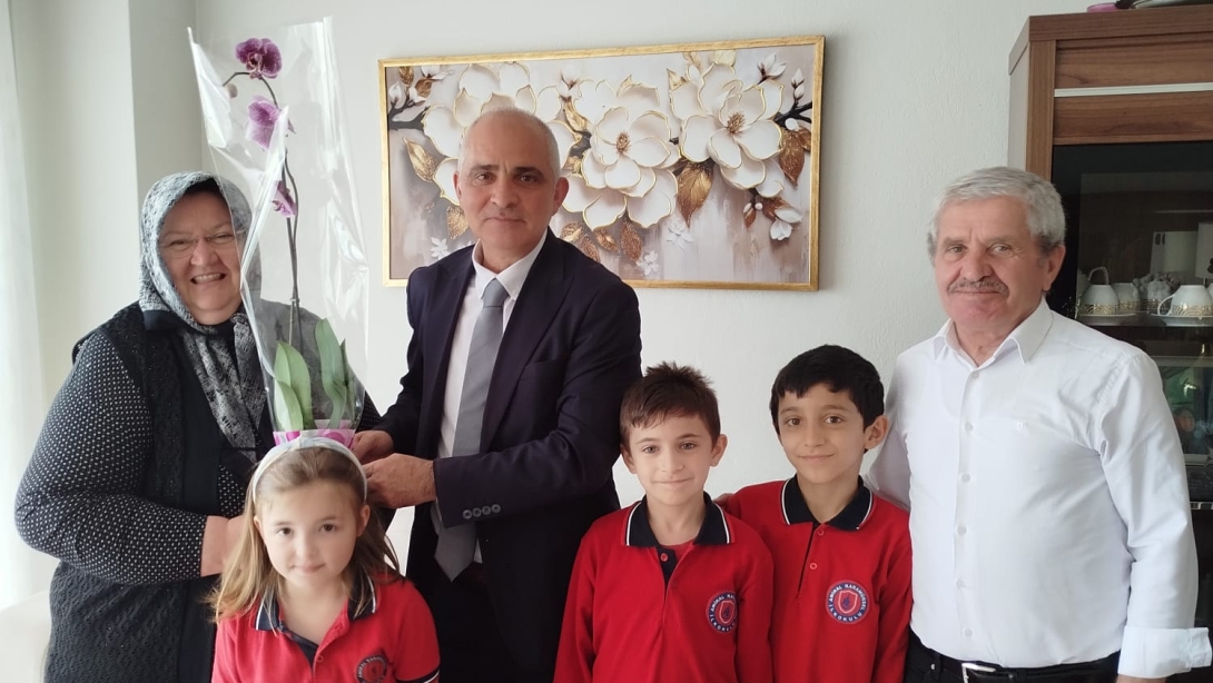 İLÇE MİLLİ EĞİTİM MÜDÜRÜMÜZDEN EMEKLİ ÖĞRETMENE ANLAMLI ANNELER GÜNÜ ZİYARETİ